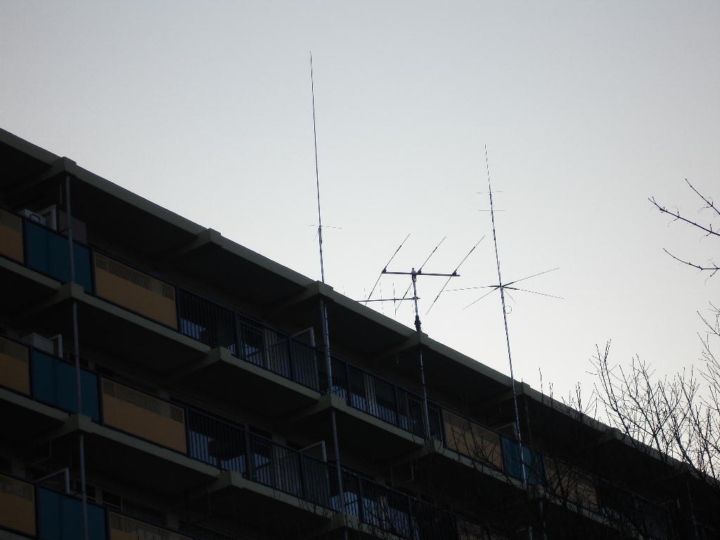 Antenne op het balkon geplaatst op 8 hoog